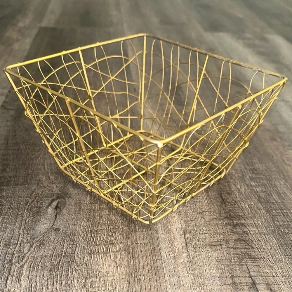💞 Square Gold Wire Decorative Basket